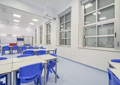 Mobiliario fenólico en aulas