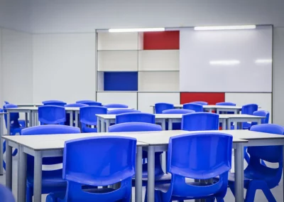 Aulas y clases en centros educativos con mobiliario fenólico 3