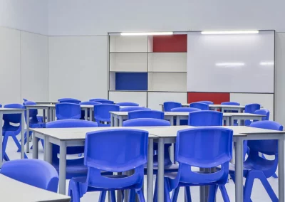 Aulas y clases en centros educativos con mobiliario fenólico 2