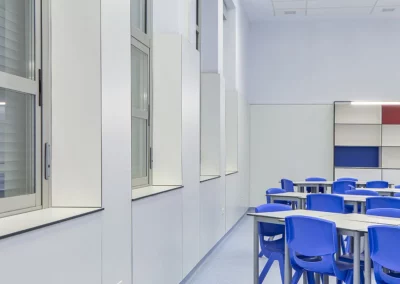 Aulas y clases en centros educativos con mobiliario fenólico
