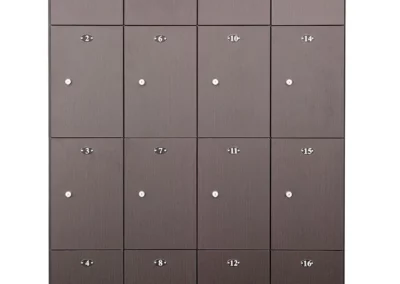 Taquillas fenólicas numeradas en acabado madera oscura