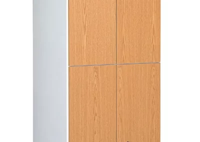Taquillas fenólicas con las puertas en acabado efecto madera 5