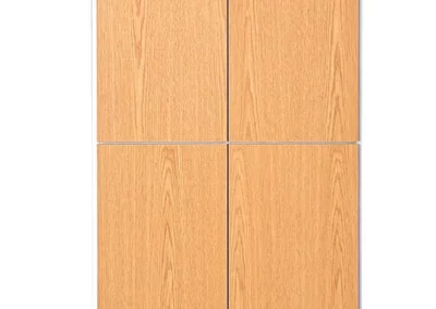 Taquillas fenólicas con las puertas en acabado efecto madera 4