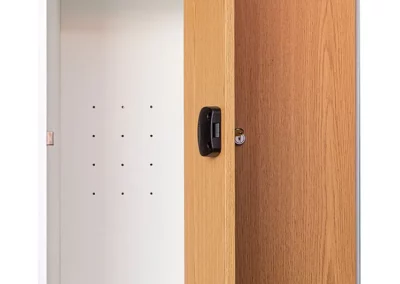 Taquillas fenólicas con las puertas en acabado efecto madera 3