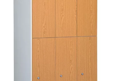 Taquillas fenólicas con las puertas en acabado efecto madera 2