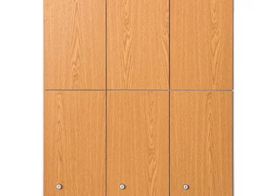Taquillas fenólicas con las puertas en acabado efecto madera