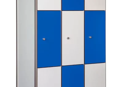 Taquillas con las puertas en material fenólico en blanco y azul 4