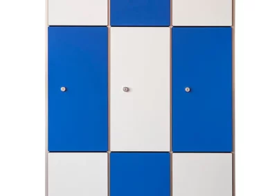 Taquillas con las puertas en material fenólico en blanco y azul 3