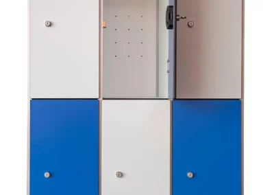 Taquillas con las puertas en material fenólico en blanco y azul 2