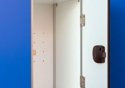 Taquillas con las puertas en material fenólico en blanco y azul