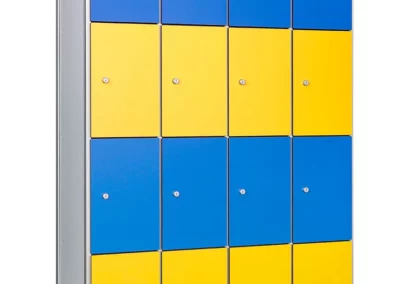 Taquillas con las puertas en material fenólico en amarillo y azul 3