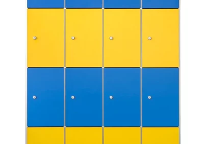 Taquillas con las puertas en material fenólico en amarillo y azul 2