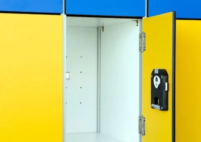 Taquillas con las puertas en material fenólico en amarillo y azul