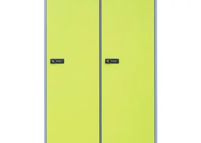 Taquillas en material fenólico con las puertas en color verde