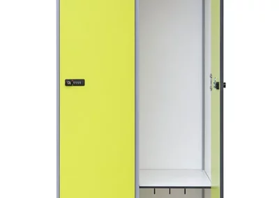 Taquillas de altura completa en material fenólico con las puertas en color verde con la puerta abierta 2