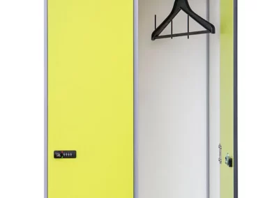Taquillas de altura completa en material fenólico con las puertas en color verde con la puerta abierta