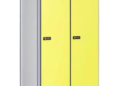 Taquillas de altura completa en material fenólico con las puertas en color verde 2
