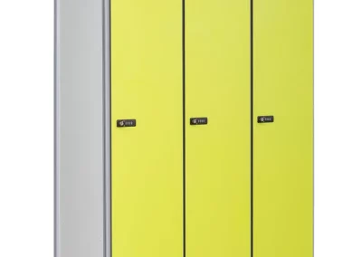 Taquillas de altura completa en material fenólico con las puertas en color verde