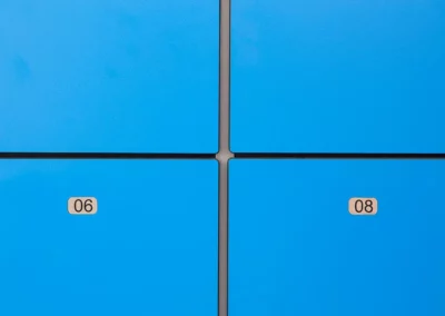 Detalle de taquillas fenólicas numeradas azules