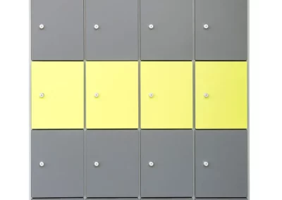 Consignas con cerraduras con llave con las puertas en acabado en gris y amarillo