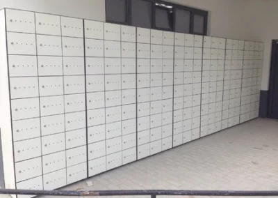 Consignas en material fenólico en blanco