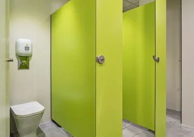 Separadores fenólicos en color verde para cuartos de baño