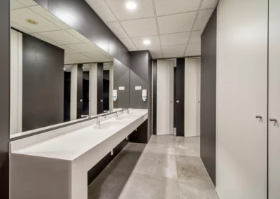Puertas y cabinas fenólicas en lavabos