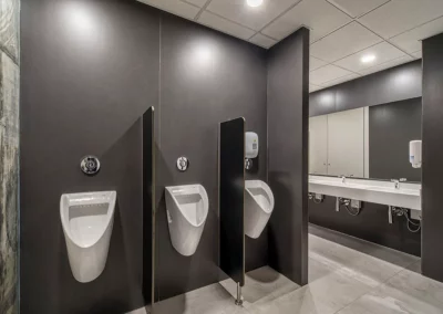 Cuartos de baño con mobiliario, separadores y cabinas fenólicos