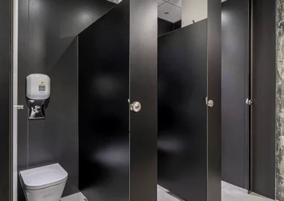 Cabina fenólica con acabado madera oscura