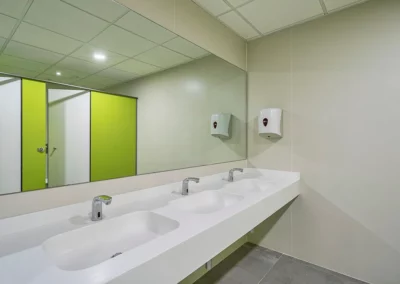 Lavabos con cabinas en material fenólico