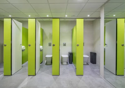 Cabinas de WC fabricadas en material fenólico