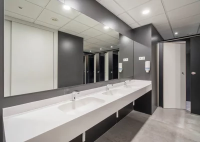 Cuartos de baño con puertas fenólicas