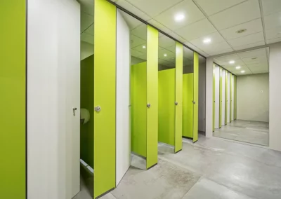 Puertas y separadores fenólicos en color verde y blanco