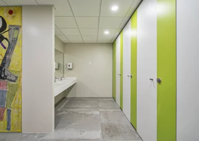 Lavabos con cabinas en material fenólico